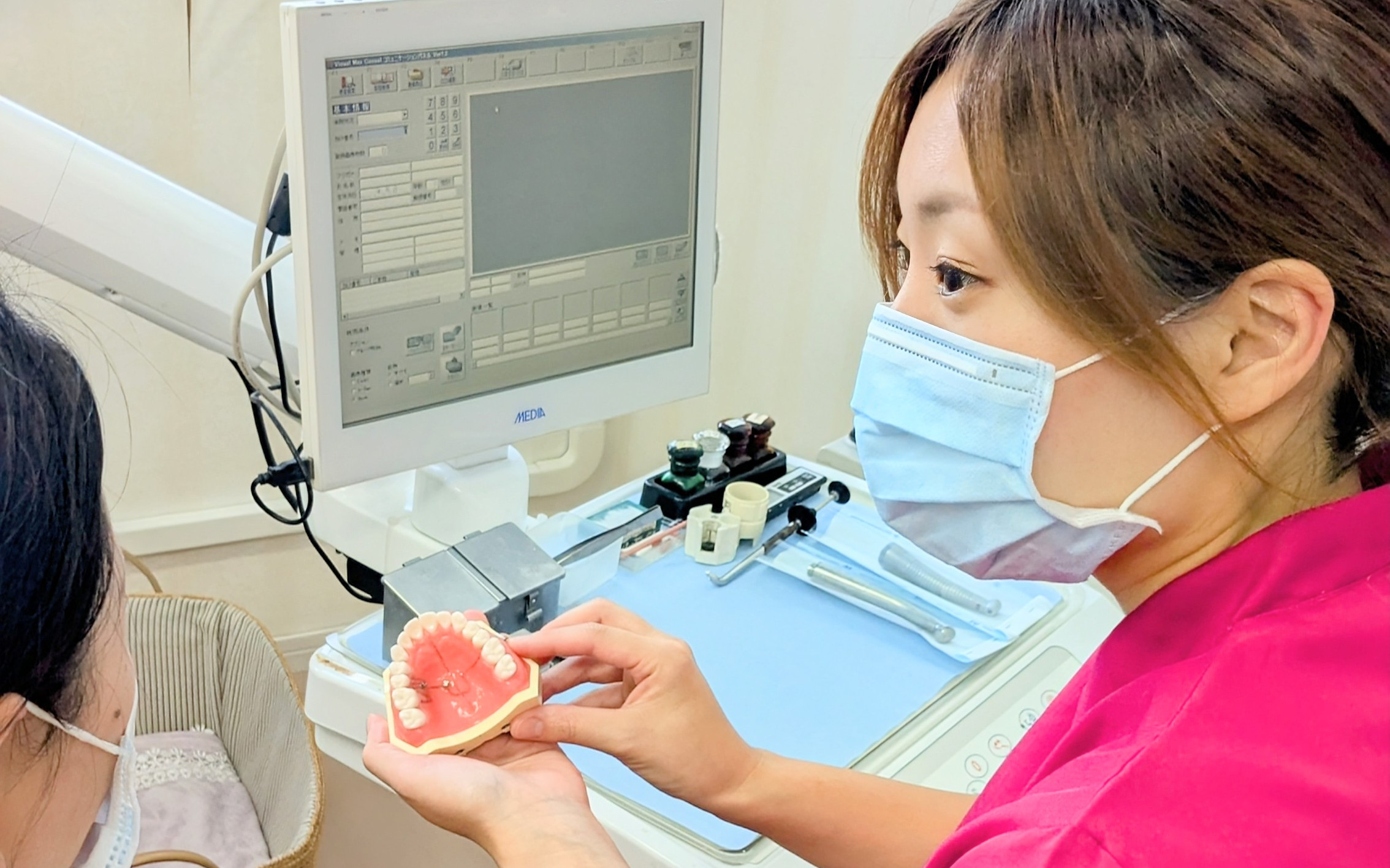 歯型模型を持つスタッフ
