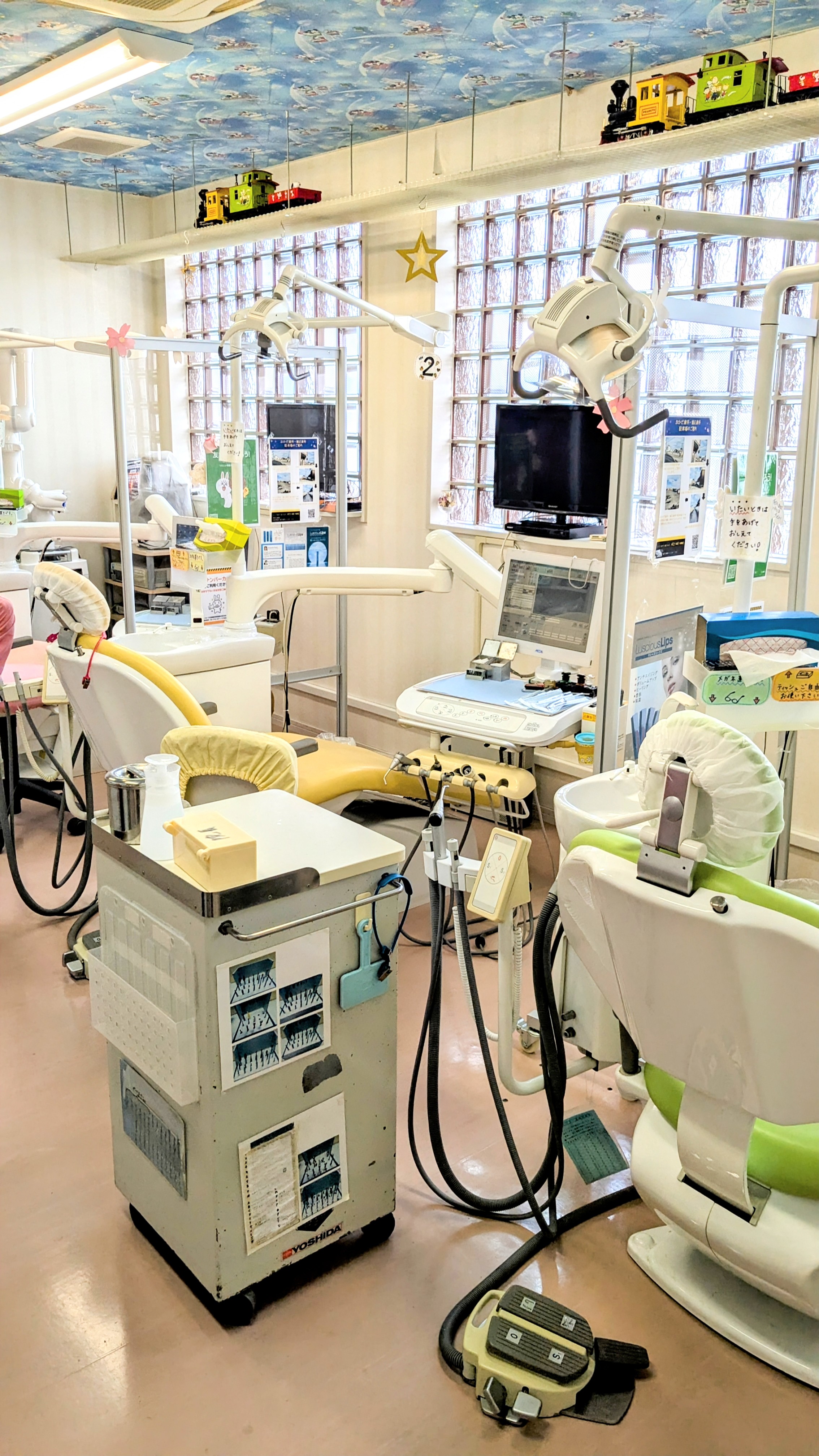 明るく清潔な診療室風景
