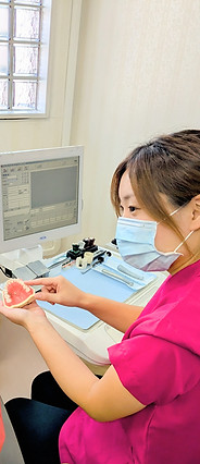 スタッフが患者に説明する様子